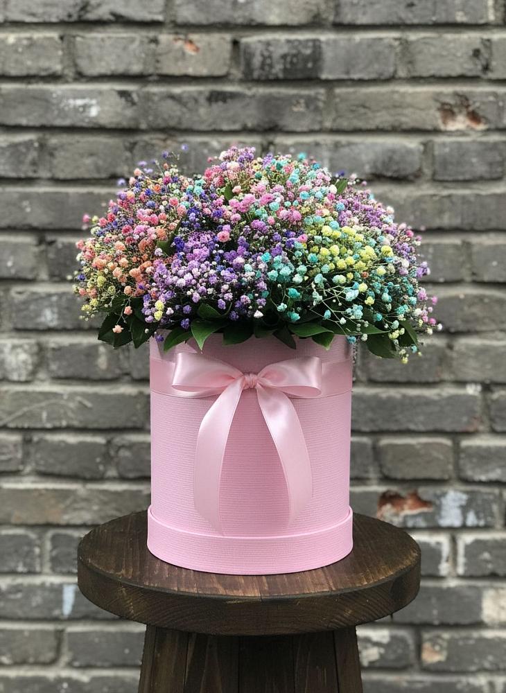 Цветочная композиция из Гипсофила и Розы в шляпной коробке в Райсеменовское