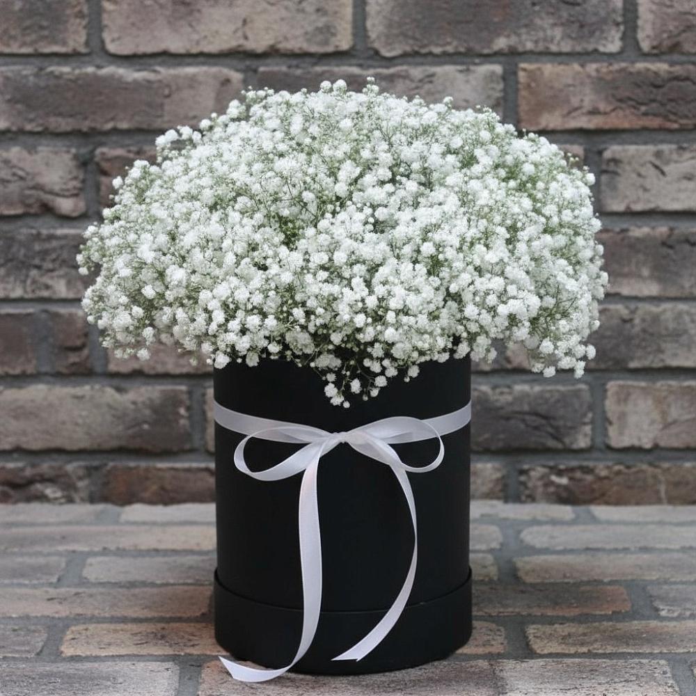 Цветочная композиция из Гипсофила в шляпной коробке в Райсеменовское