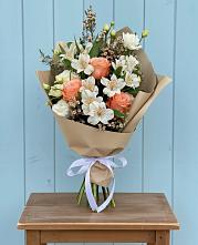 Букет цветов из:  Альстромерии, Лизиантусы, Розы и Хризантемы в Райсеменовское