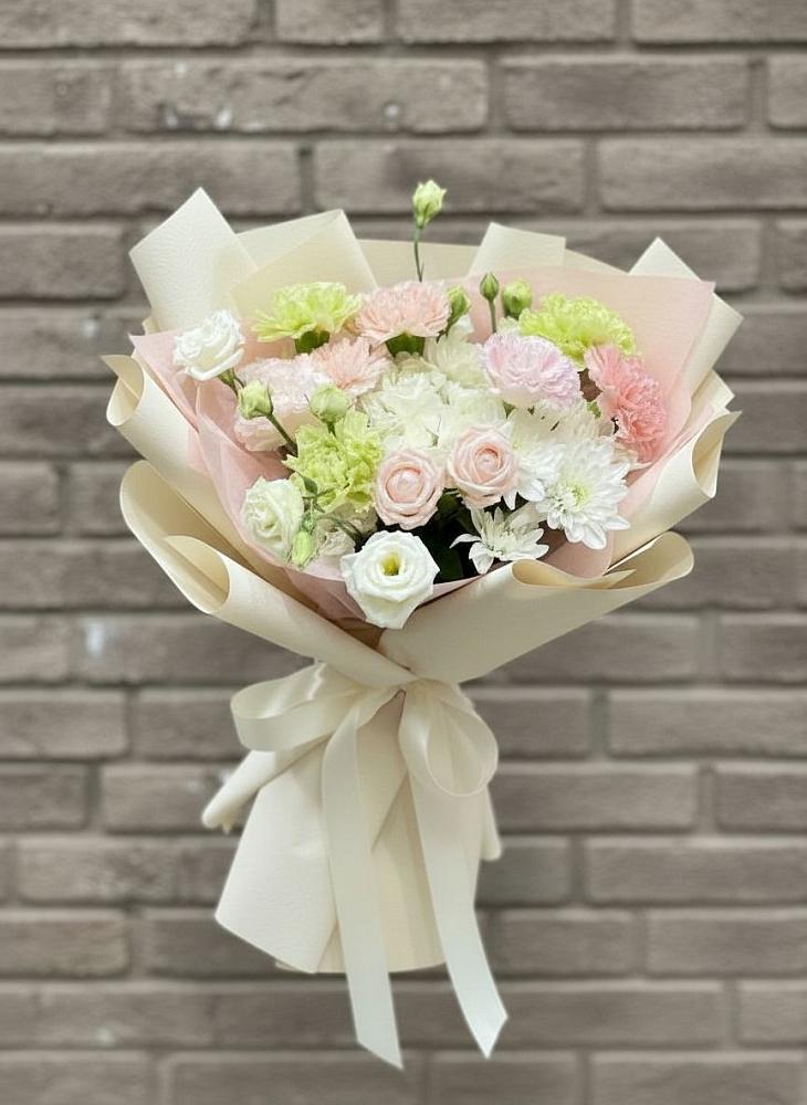 Букет цветов из: Гвоздики, Розы, Лизиантусы и Хризантемы в Райсеменовское