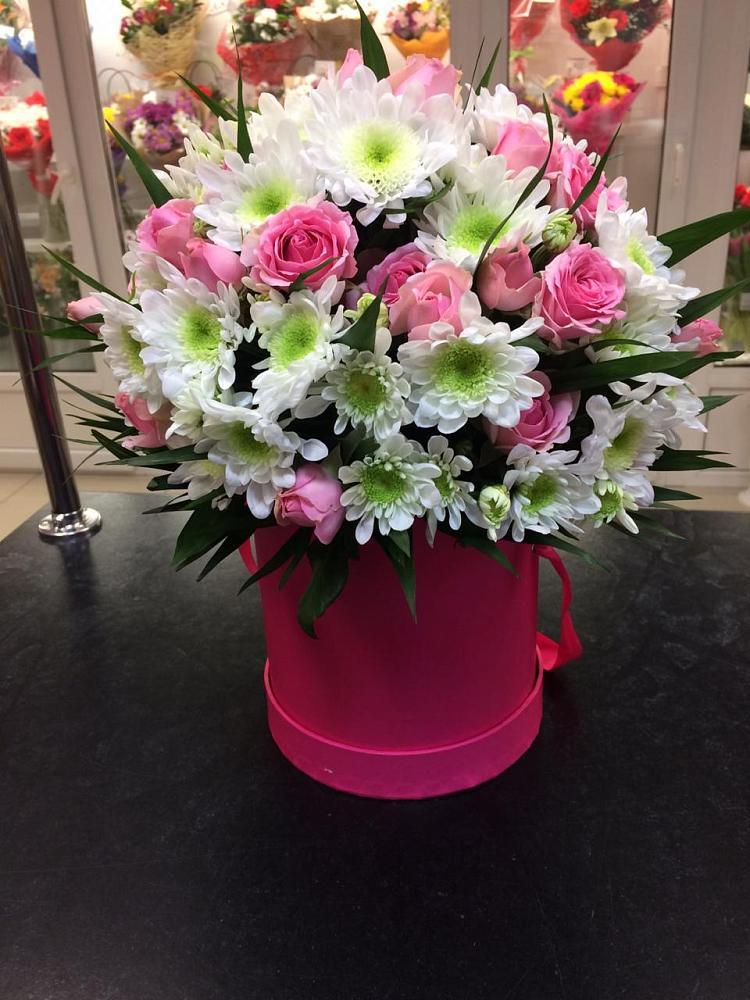 Цветочная композиция из Розы и Хризантемы в шляпной коробке в Райсеменовское