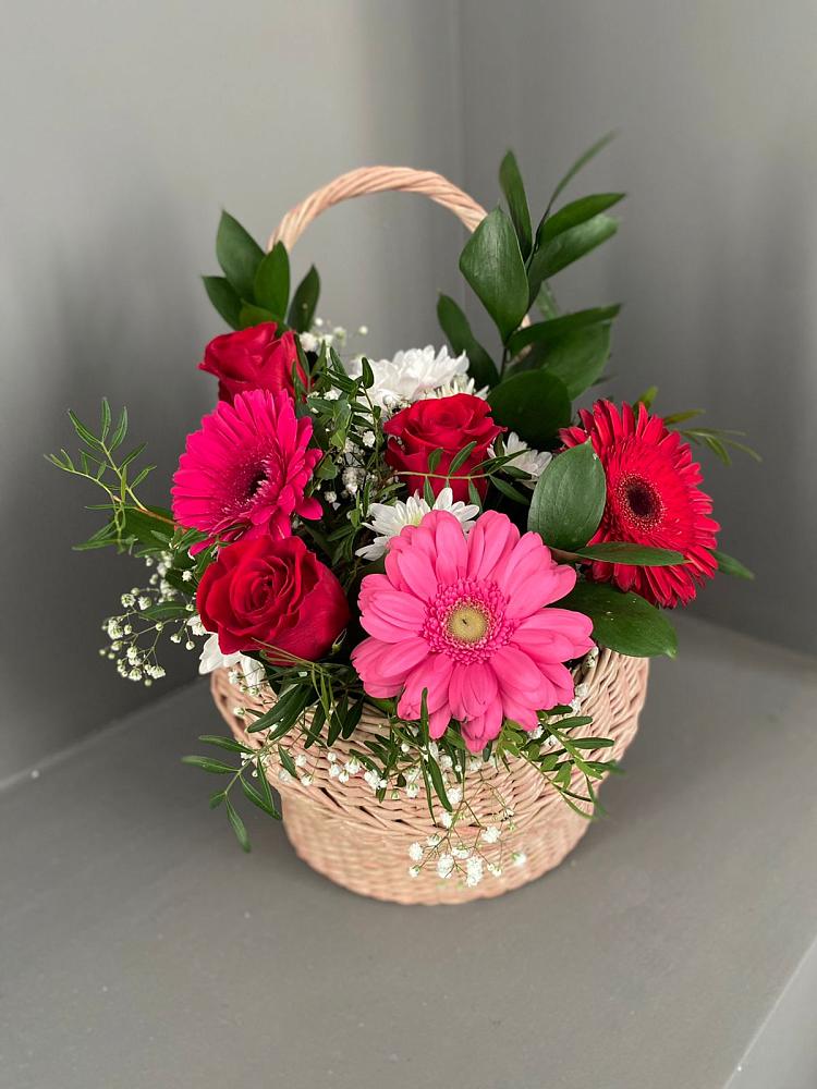 Цветочная композиция из Розы, Хризантемы и Герберы в корзине в Райсеменовское