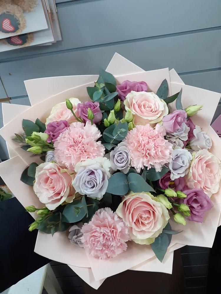 Букет цветов из: Розы, Гвоздики и Лизиантусы в Райсеменовское